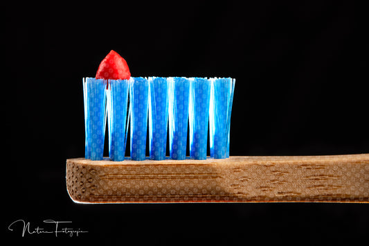 Cepillo azul con pasta dental roja 1