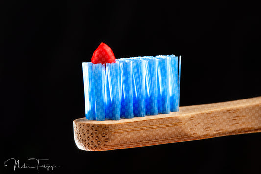 Cepillo azul con pasta dental roja 2