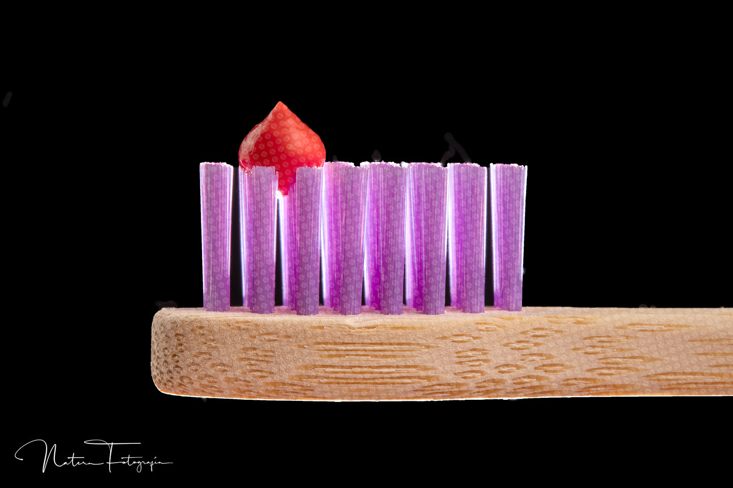 Cepillo morado con pasta dental roja 1