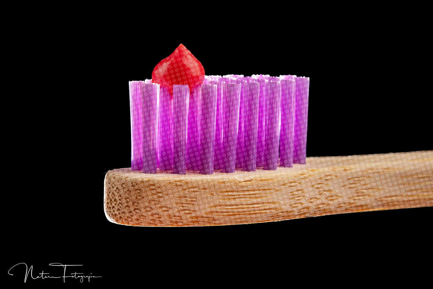 Cepillo morado con pasta dental roja 2