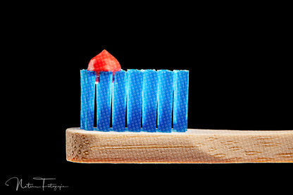 Cepillo azul con pasta dental roja 5