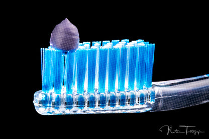 Cepillo azul transparente con pasta dental morada 5