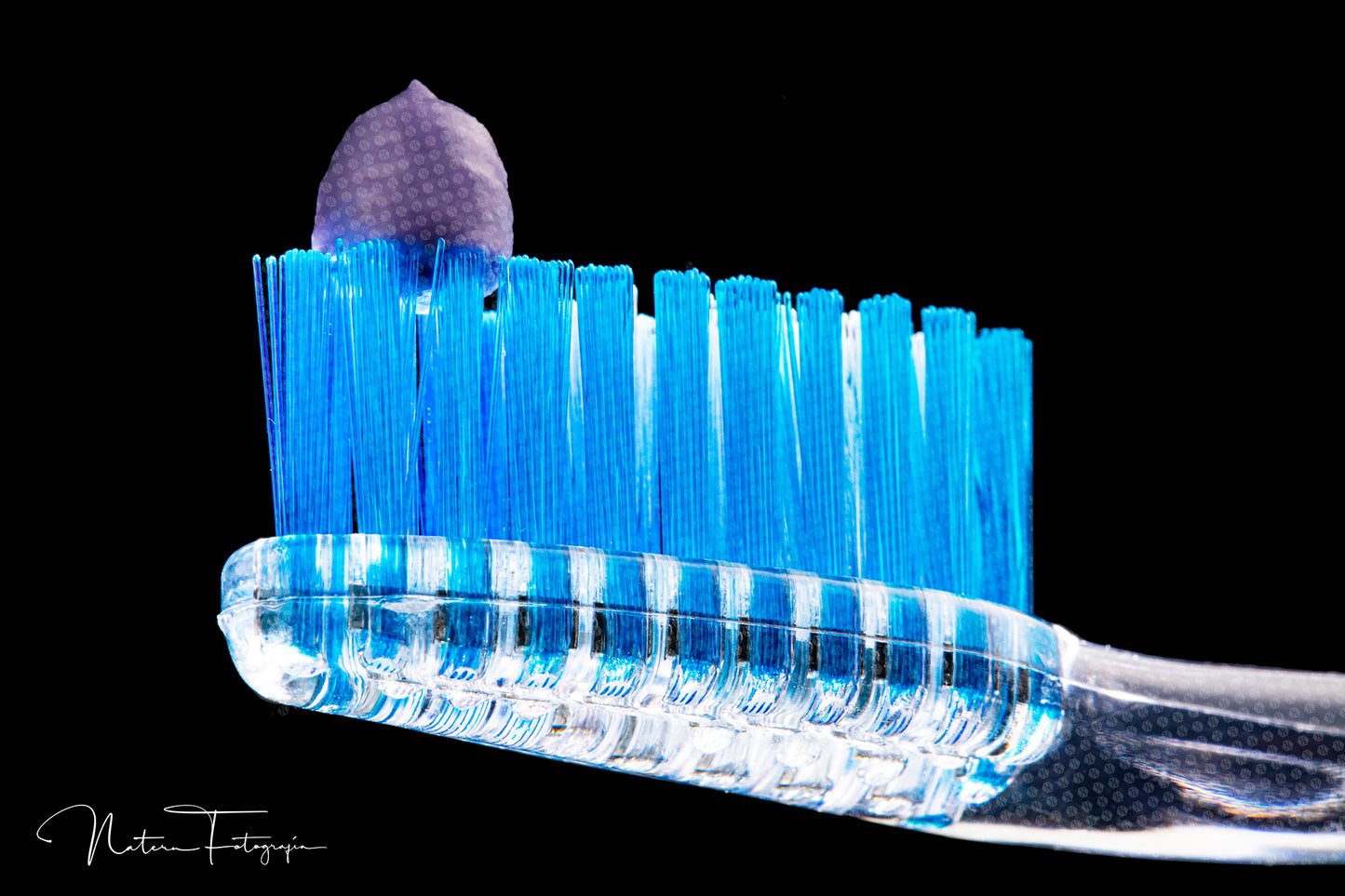 Cepillo azul transparente con pasta dental morada 6