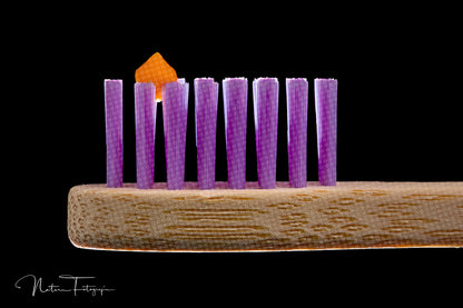 Cepillo morado con pasta dental naranja 1