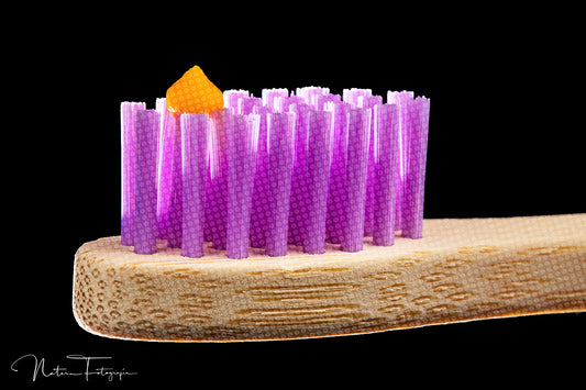 Cepillo morado con pasta dental naranja 2